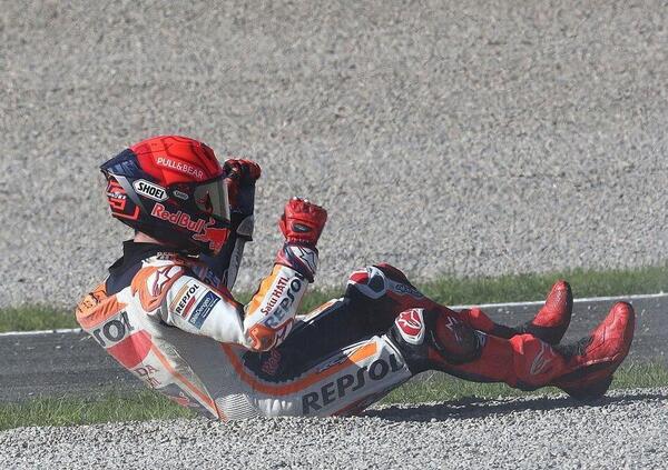 Ma la piazza esulta ancora quando cade Marc Marquez