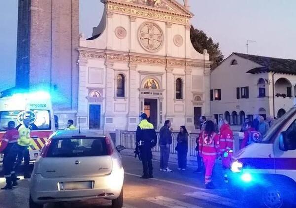 Vigilessa intima lo stop, ma l&#039;auto la travolge. Al volante un&#039;anziana del paese