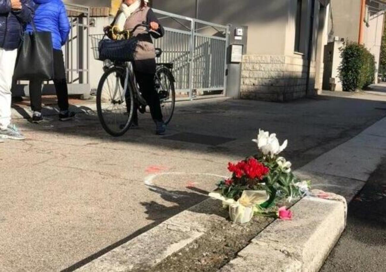 La tragedia del bimbo investito a 7 anni mentre era in bici con pap&agrave; e fratello: aveva appena comprato le penne per la scuola