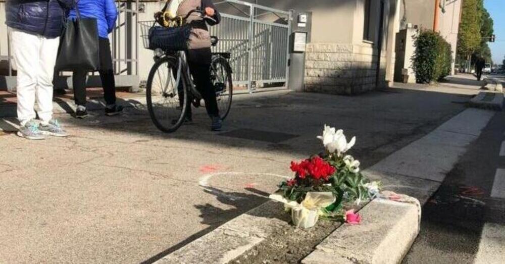 La tragedia del bimbo investito a 7 anni mentre era in bici con pap&agrave; e fratello: aveva appena comprato le penne per la scuola