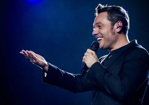 Tiziano Ferro si lamenta, ma fa il bullo da anni: fatwe ai giornalisti, outing tardivi, plagi consapevoli e le canzoni rimangono sullo sfondo