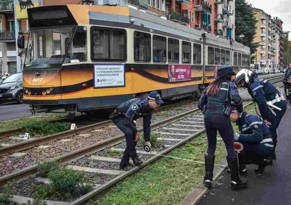 Morire a 14 anni sotto un tram mentre si va a scuola