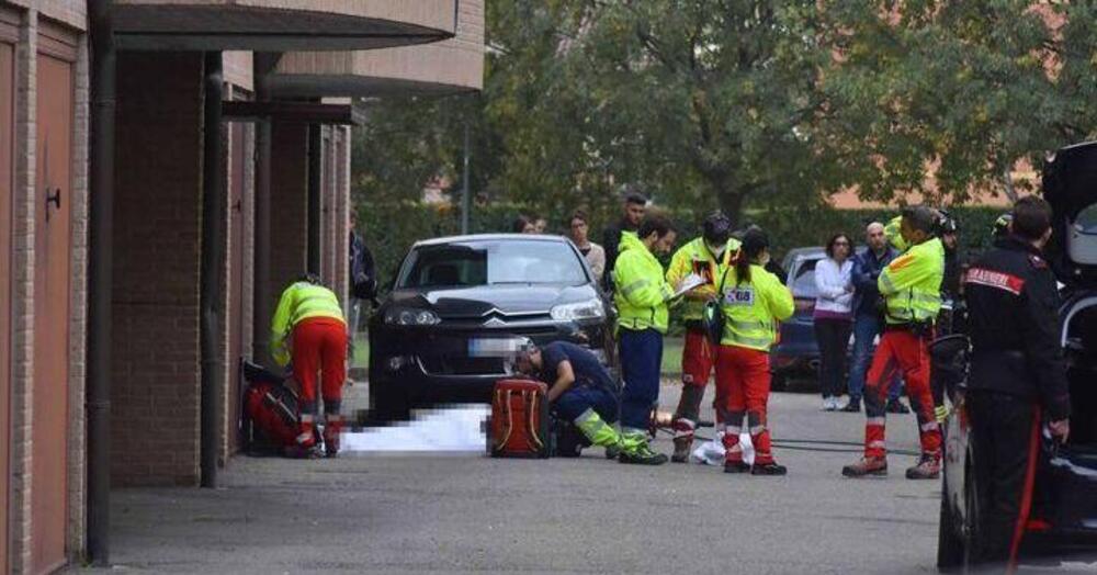 L&#039;incubo di ogni automobilista: ripara l&#039;auto e rimane schiacciato nel garage di casa