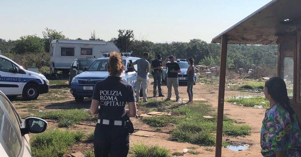 Rapinano la farmacia, ma si schiantano contro l&#039;auto dei vigili che piantonava il campo rom. Nei guai quattro nomadi