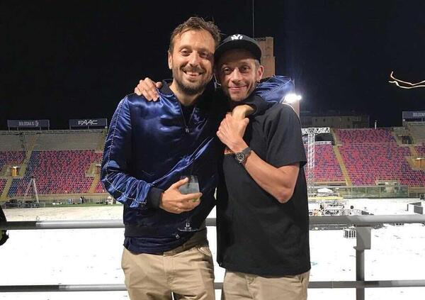 [VIDEO] Valentino Rossi c&rsquo;&egrave;, sul palco con Cesare Cremonini a Bologna: &ldquo;Mi sa che non sono capace di cantare&quot;