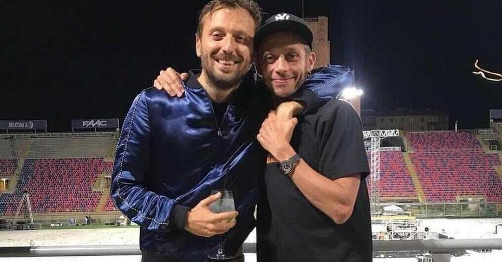 [VIDEO] Valentino Rossi c&rsquo;&egrave;, sul palco con Cesare Cremonini a Bologna: &ldquo;Mi sa che non sono capace di cantare&quot;