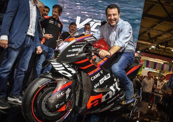 Matteo Salvini sulla sella dei vincitori a Eicma. A gomiti larghi su Ducati e Aprilia