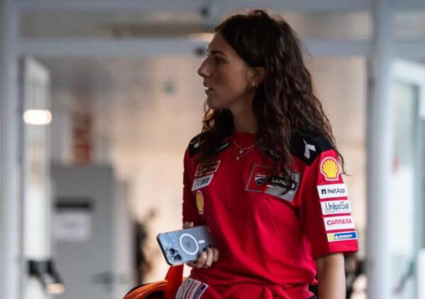 Carola Bagnaia: &ldquo;Mio fratello Pecco si &egrave; condannato a vincere, pu&ograve; essere un problema. Ma non l&rsquo;ho mai visto piangere come a Valencia&rdquo;