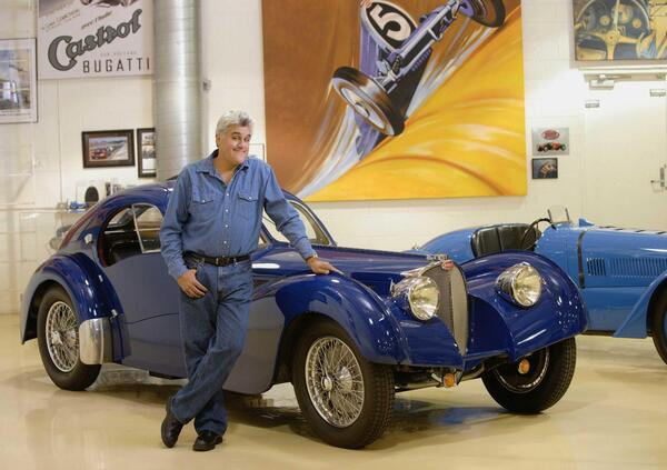 Auto d&rsquo;epoca a fuoco in garage, gravi ustioni per il comico collezionista Jay Leno