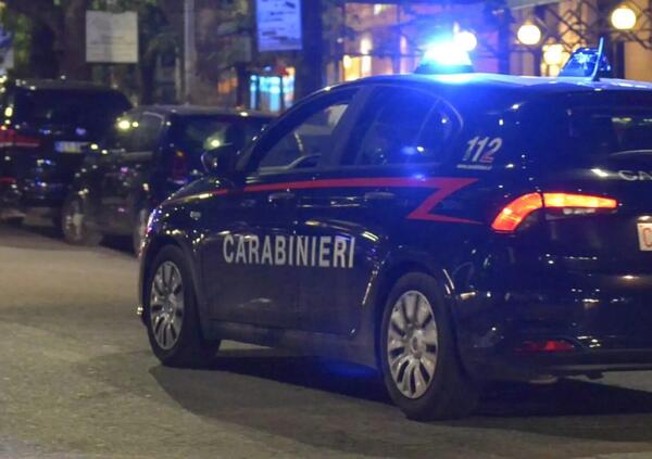 Scappa nudo dopo aver provocato un incidente con l&#039;auto ribaltata: 22enne nei guai 