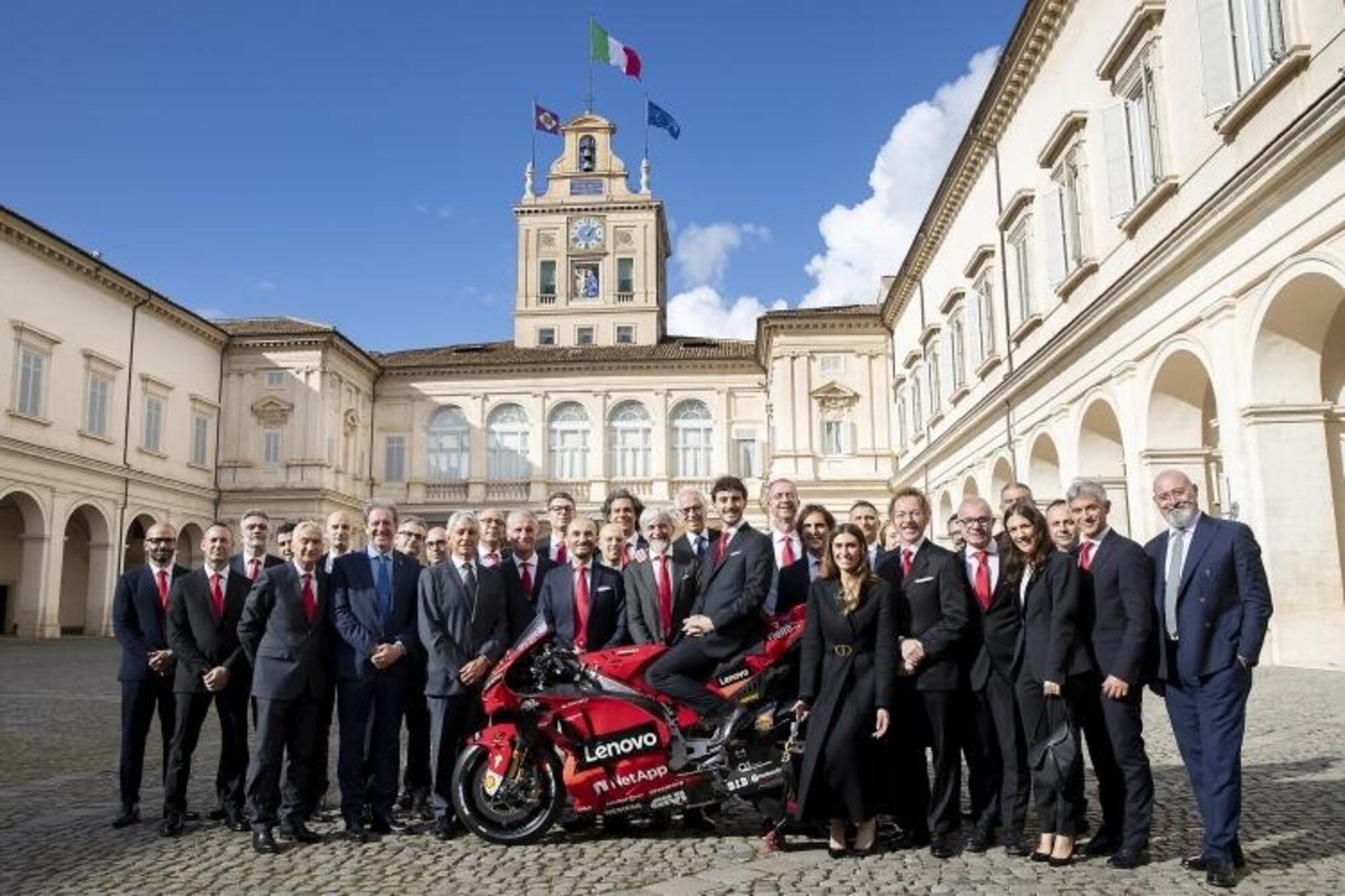 La delegazione della Ducati nel cortile d&#039;onore del Quirinale