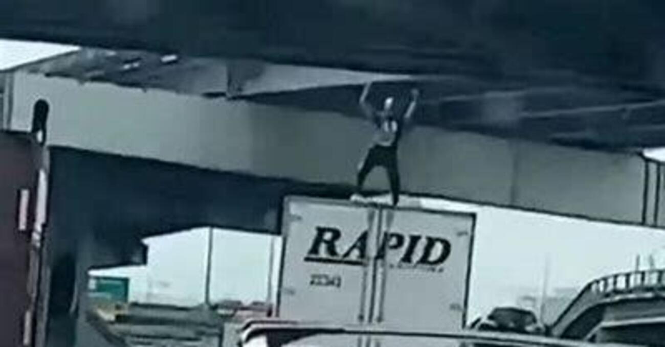 [VIDEO] 25enne sale su un tir e si mette a ballare: muore dopo aver sbattuto contro un ponte