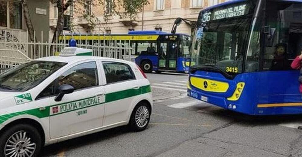 Ma come parcheggiano questi vigili? La sosta selvaggia blocca persino un autobus in citt&agrave;