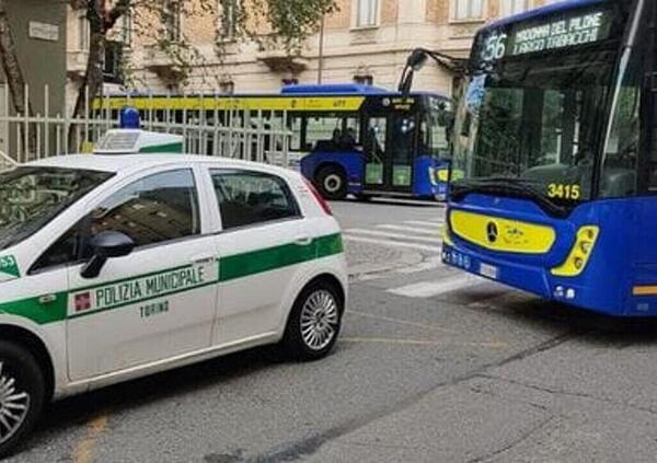 Ma come parcheggiano questi vigili? La sosta selvaggia blocca persino un autobus in citt&agrave;