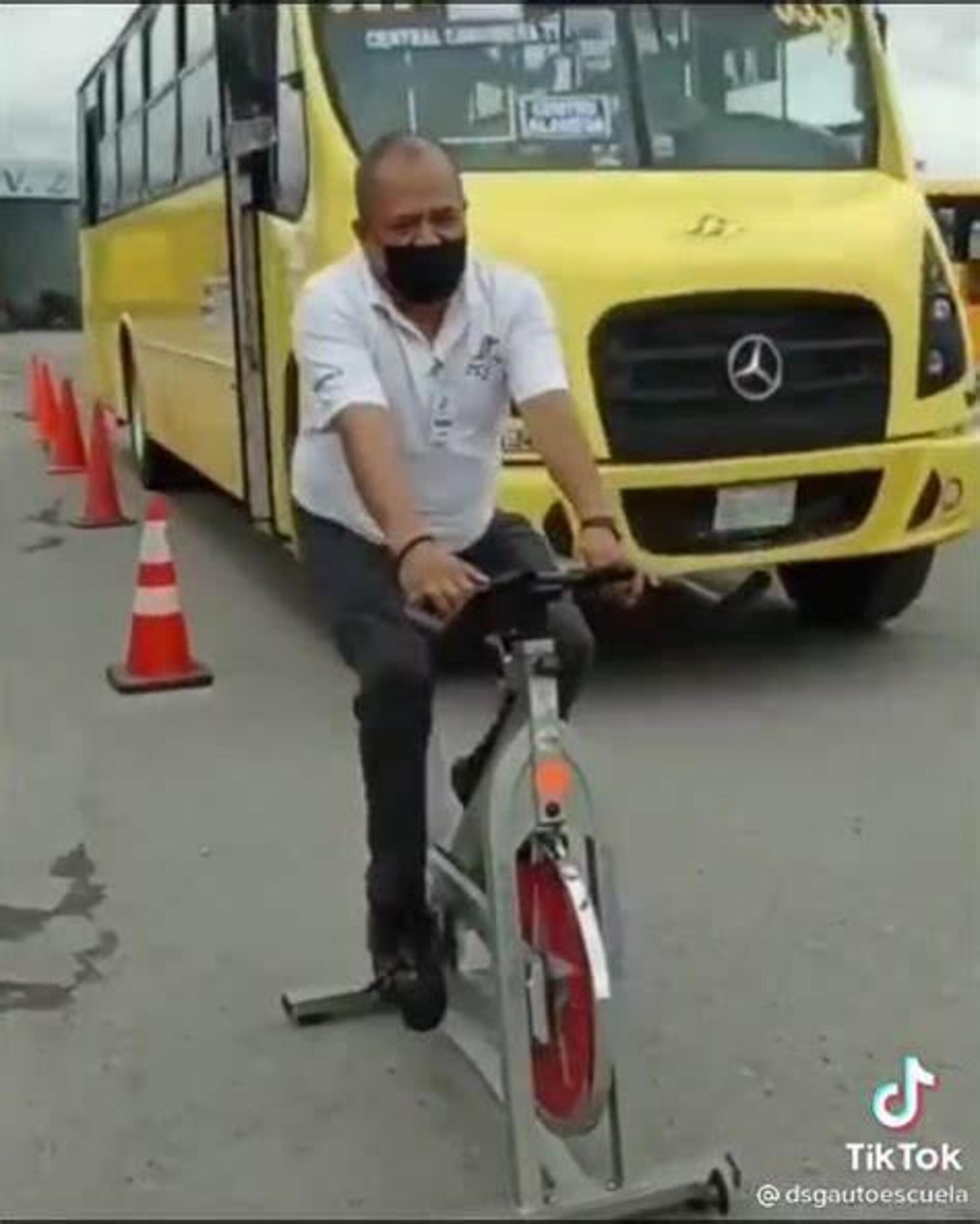 Autista del bus che pedala