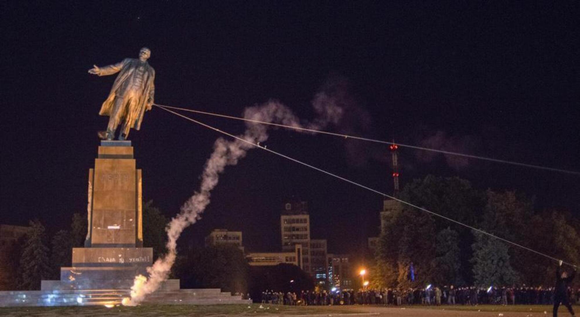 Una statua di Lenin buttata giù nel 2014 dagli ucraini