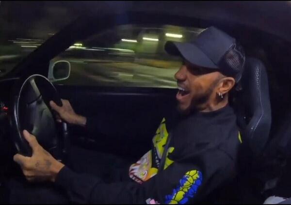 [VIDEO] Lewis Hamilton in versione Fast &amp; Furious: drifting a Tokyo su una Nissan Skyline GT-R R34 d