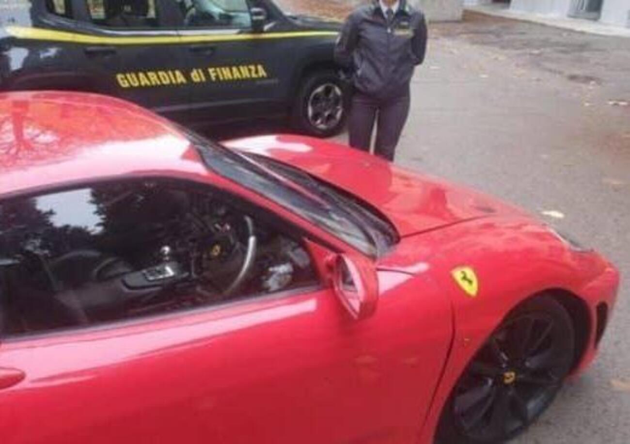Trasforma la Toyota in Ferrari, ma non si pu&ograve;: perch&eacute; &egrave; stato denunciato un 26enne