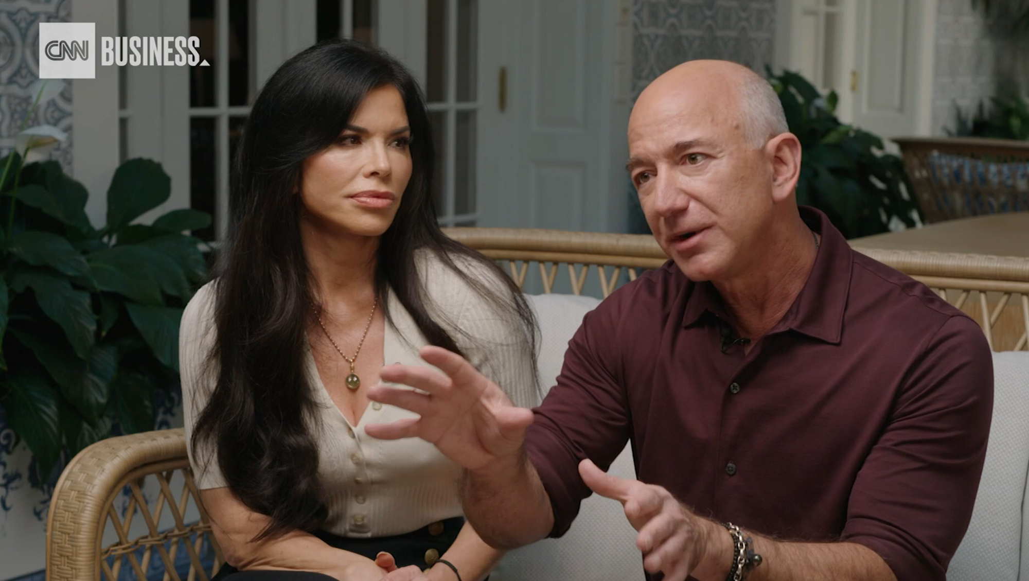 Jeff Bezos insieme alla sua compagna Lauren S&aacute;nchez, durante l&#039;intervista per la CNN