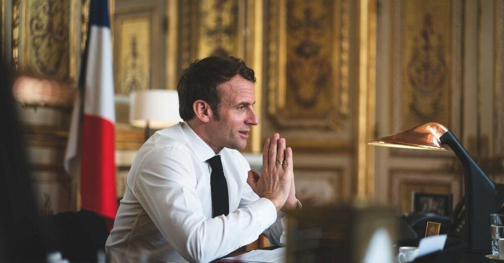 Brutto periodo per gli accoglienti avversari della Meloni: dopo Soumahoro, anche Macron finisce nei guai