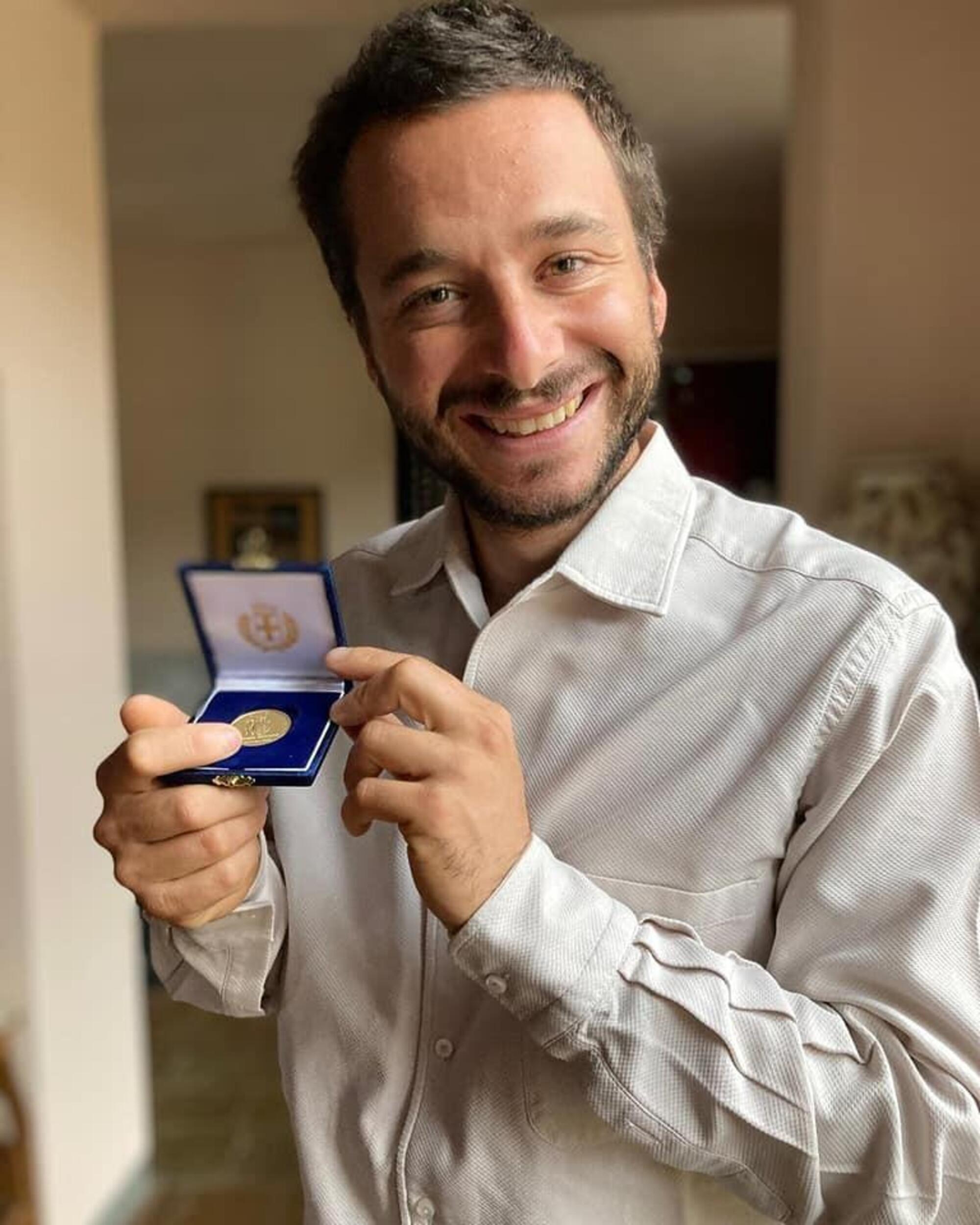 Ambrogio Beccaria con l'Ambrogino d'oro, consegnato nel 2020 dal sindaco di Milano Beppe Sala