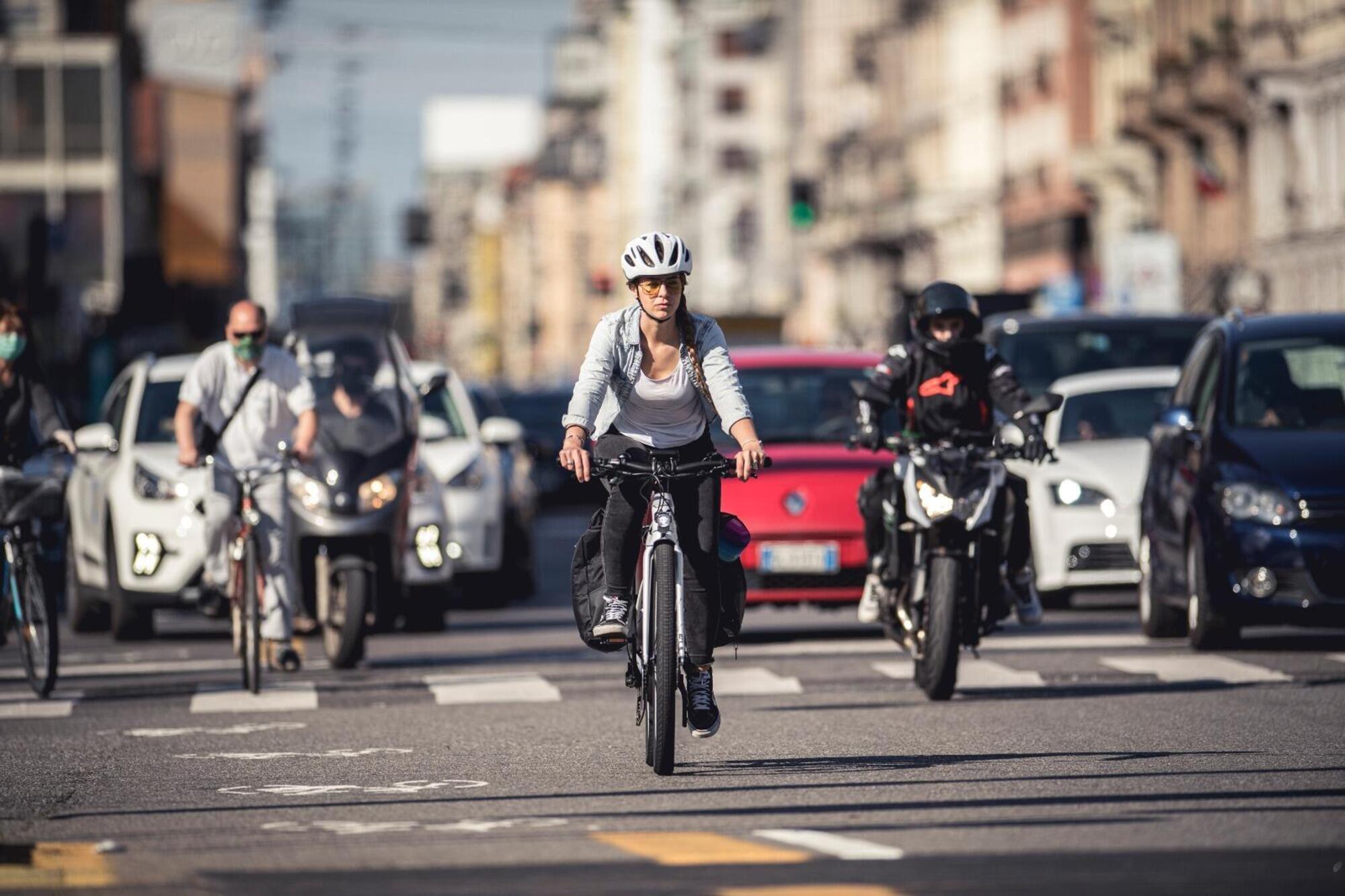 Auto e bici in strada