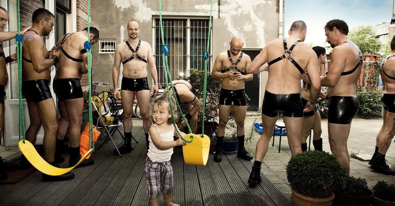 Balenciaga e lo scandalo per i bambini in abiti bondage? Ma dimenticate la foto sadomaso (di un anno prima) premiata in Europa
