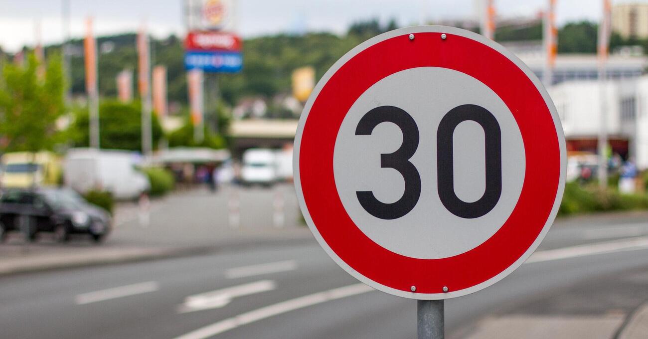 Limite di velocit&agrave; a 30 km/h? Ecco le citt&agrave; italiane che lo impongono 