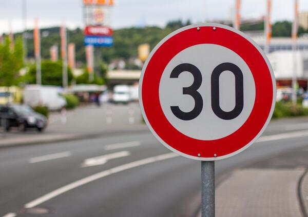 Limite di velocit&agrave; a 30 km/h? Ecco le citt&agrave; italiane che lo impongono 