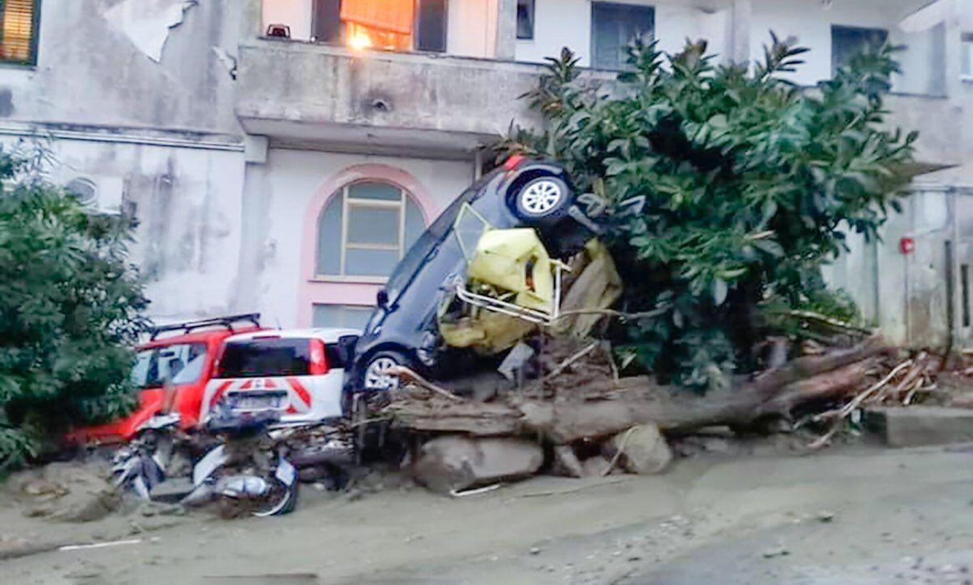 Auto trasportate dalla frana a Casamicciola, dopo l&#039;alluvione di questa notte