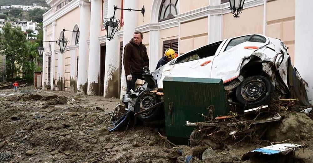 Frana a Ischia, morti, dispersi e auto trascinate dalla corrente. E un uomo salvo per miracolo intrappolato nel garage [VIDEO]