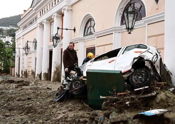 Frana a Ischia, morti, dispersi e auto trascinate dalla corrente. E un uomo salvo per miracolo intrappolato nel garage [VIDEO]