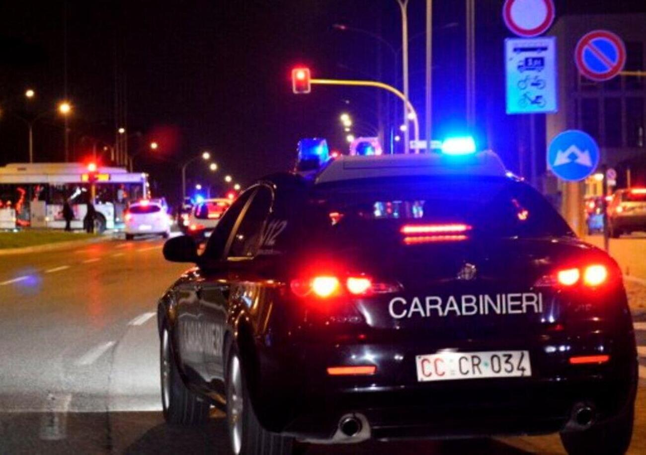 Che ci facevano due adolescenti in scooter con un mitra? Parte un colpo e poteva andare molto peggio