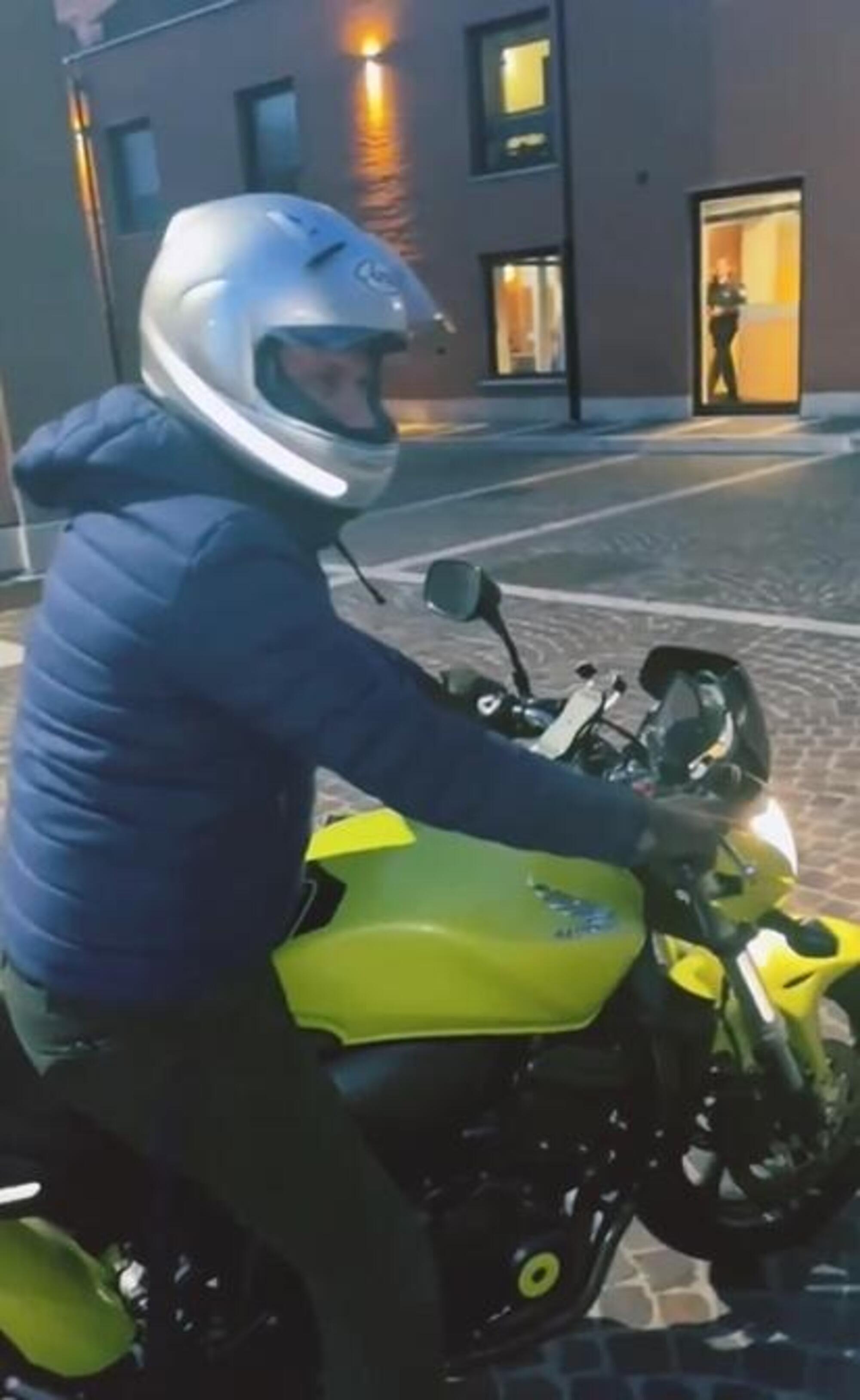 Nicola Porro in versione biker