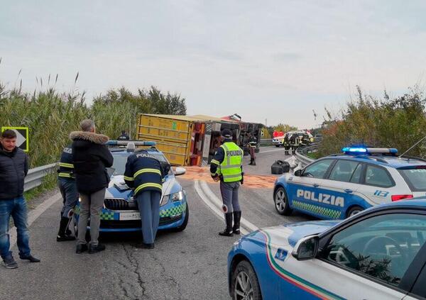 Il camion si ribalta e schiaccia l&rsquo;ambulanza, muoiono sia l&rsquo;autista che la paziente