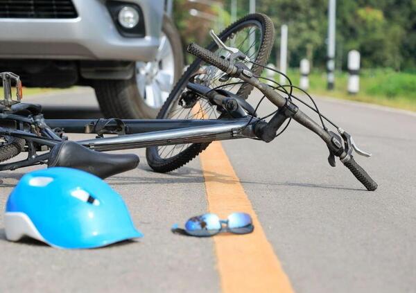 La lite stradale tra automobilista e ciclista finisce in tragedia: l&rsquo;uomo intervenuto viene ucciso 