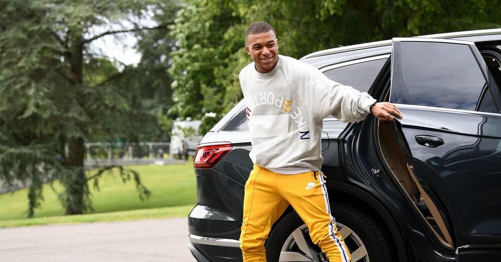 Ecco il garage extralusso di Kylian Mbapp&eacute;: una collezione di supercar che per&ograve; non pu&ograve; guidare...