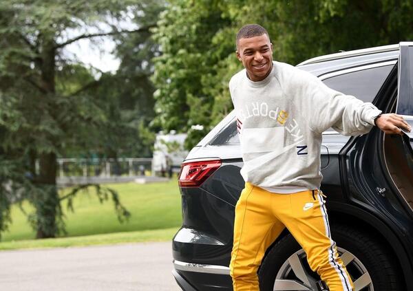 Ecco il garage extralusso di Kylian Mbapp&eacute;: una collezione di supercar che per&ograve; non pu&ograve; guidare...