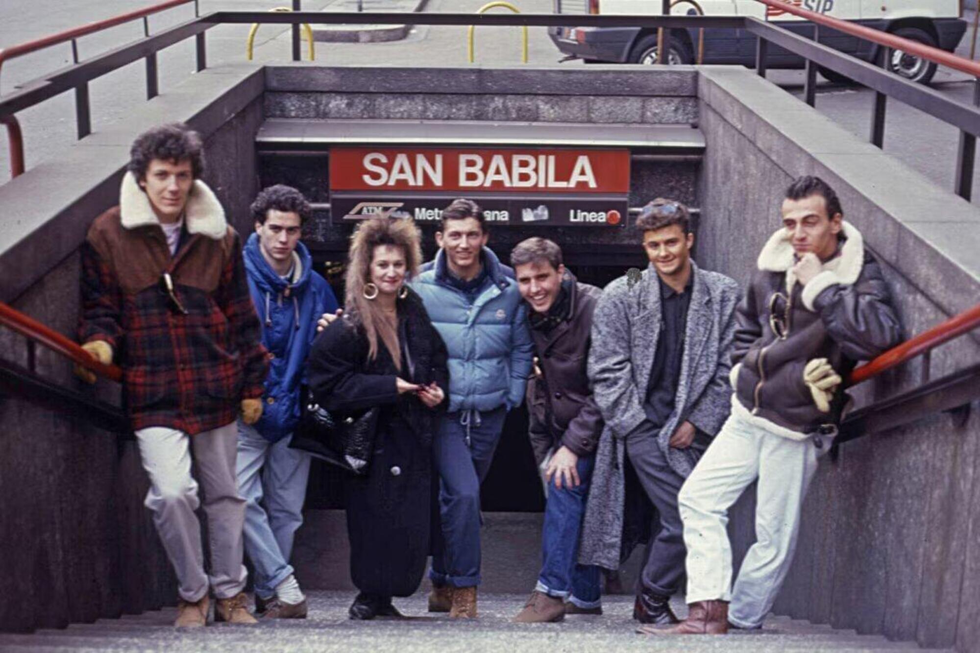 Paninari alla fermata della metro San Babila