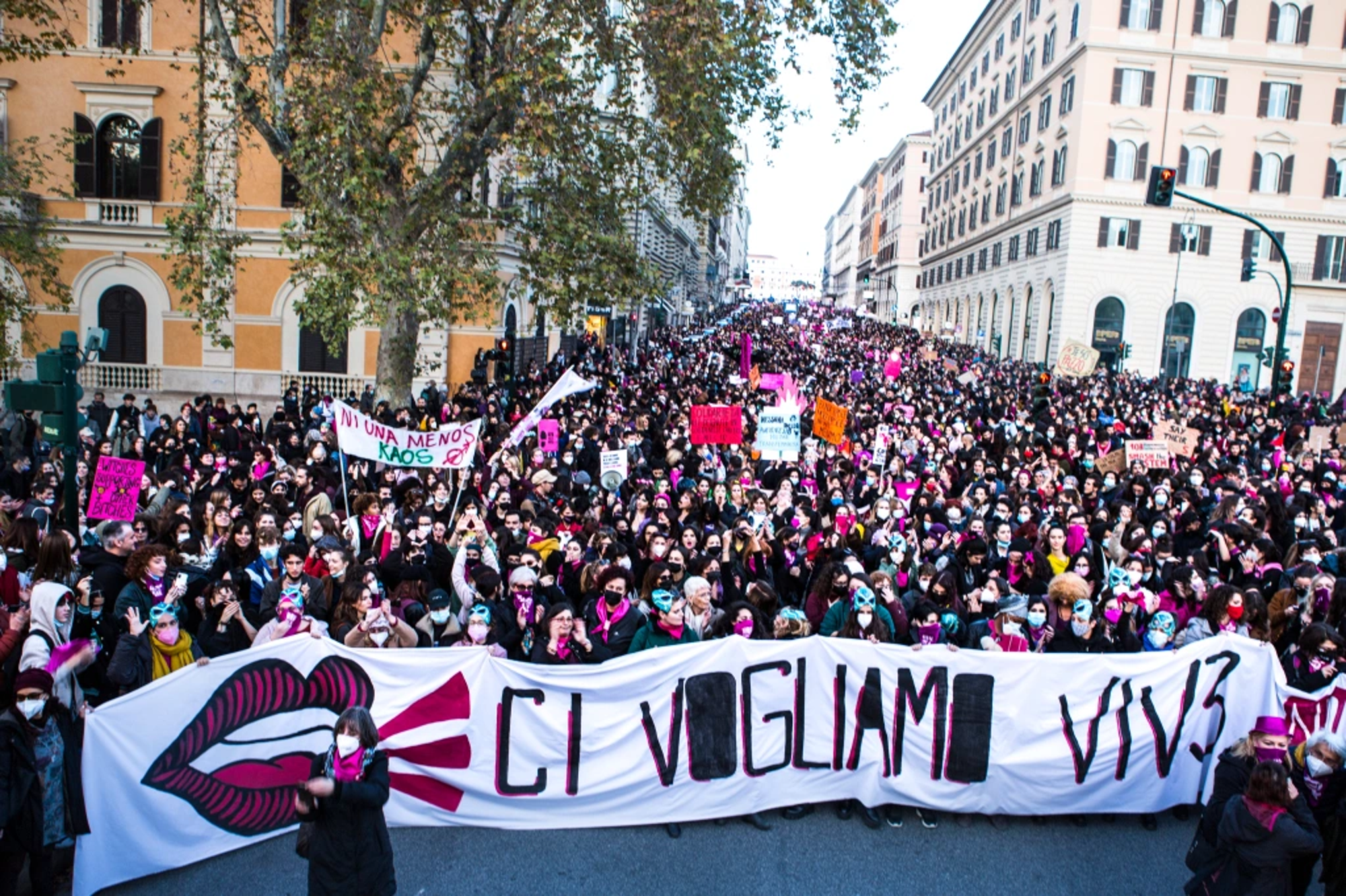 Una manifestazione di Non una di meno in cui si &egrave; usato il 3 al posto del plurale maschile