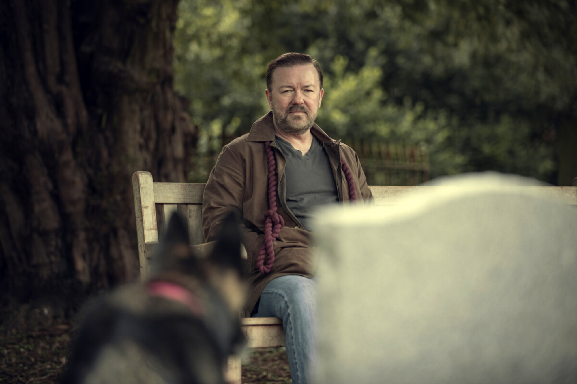 Una scena di Afterlife, diretta, prodotta e interpretata da Ricky Gervais