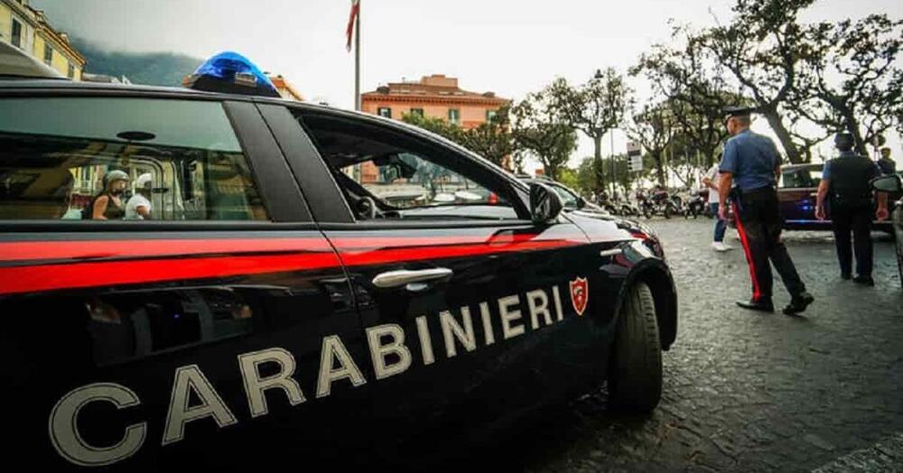 Rubano un&rsquo;auto e durante la fuga speronano quella dei carabinieri: sono tutti minorenni