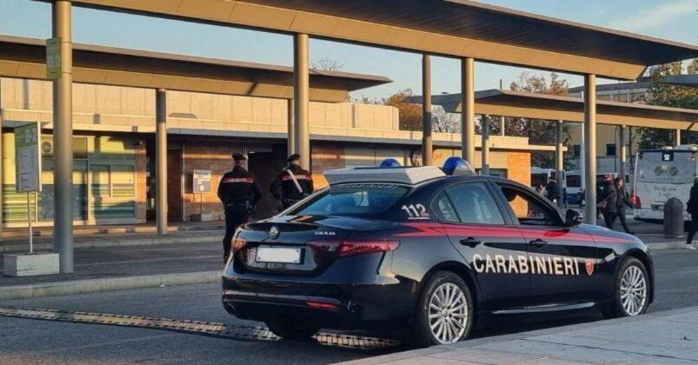 Due giovani ubriachi si divertono a saltare sulle auto in sosta e finiscono nei guai...