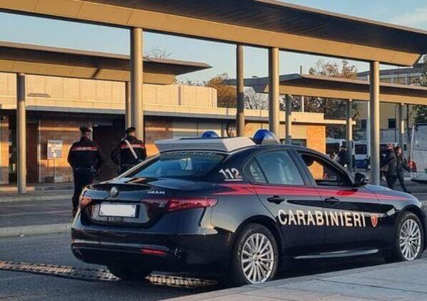 Due giovani ubriachi si divertono a saltare sulle auto in sosta e finiscono nei guai...