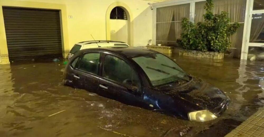 Maltempo in Sicilia, strade allagate e auto semisommerse: si contano i danni [VIDEO]