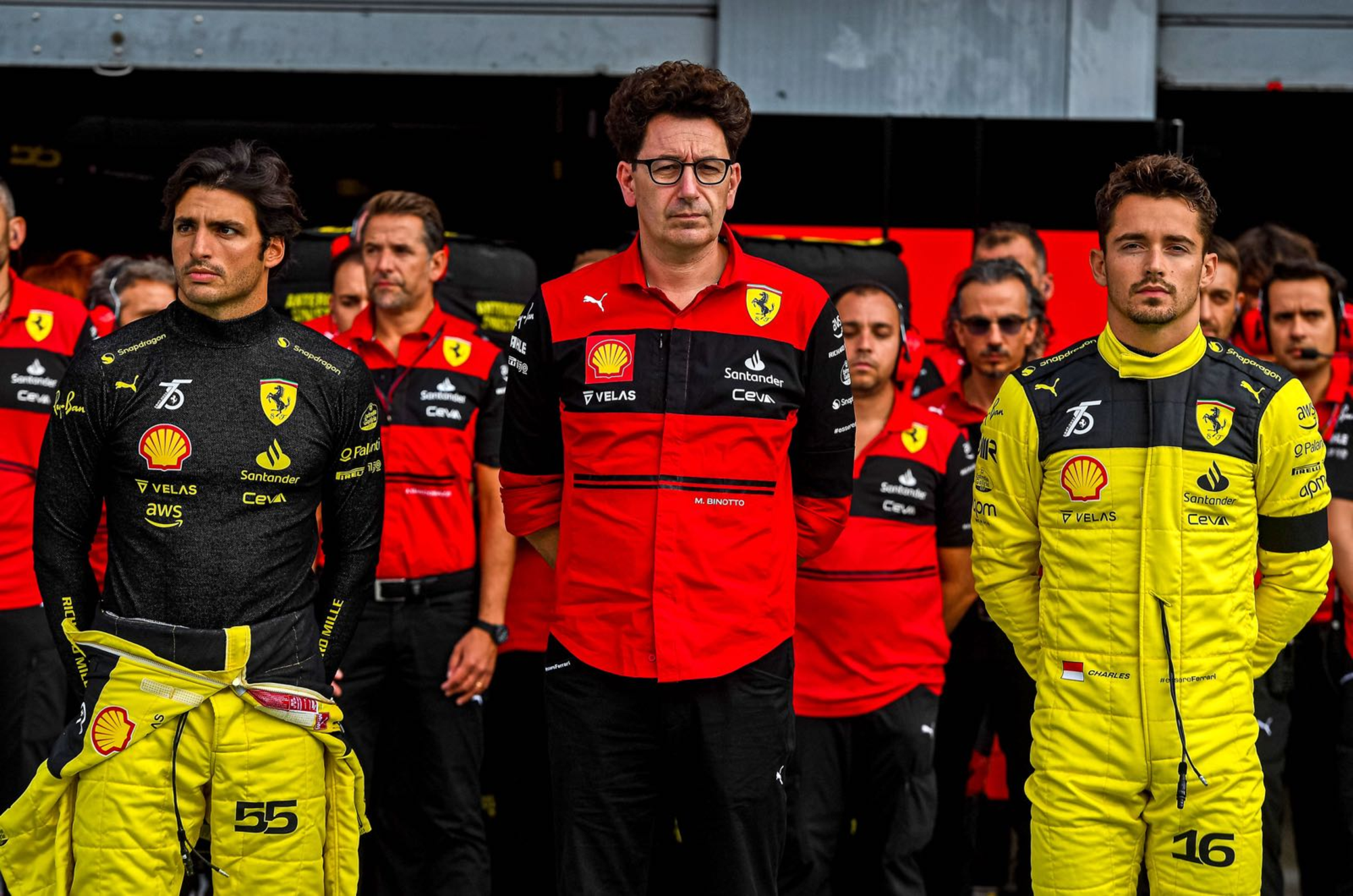 Mattia Binotto, Charles Leclerc (a destra) e Carlos Sainz jr. (a sinistra)