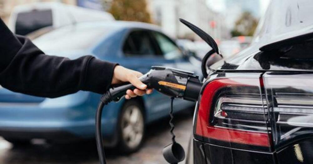 Ecco perch&eacute; in Europa la festa per le auto elettriche sta per finire...