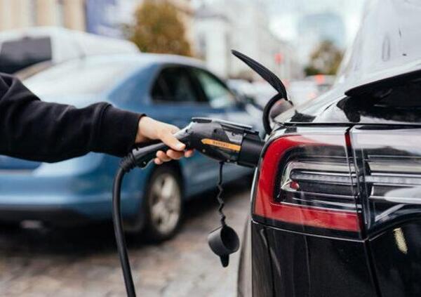 Ecco perch&eacute; in Europa la festa per le auto elettriche sta per finire...