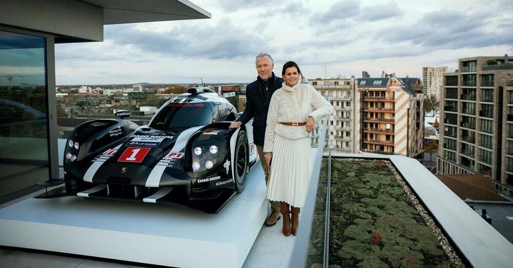 Installa una Porsche 919 sul terrazzo di casa. Ma che scusa ha usato con la compagna...