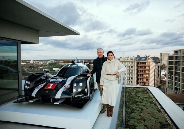 Installa una Porsche 919 sul terrazzo di casa. Ma che scusa ha usato con la compagna...